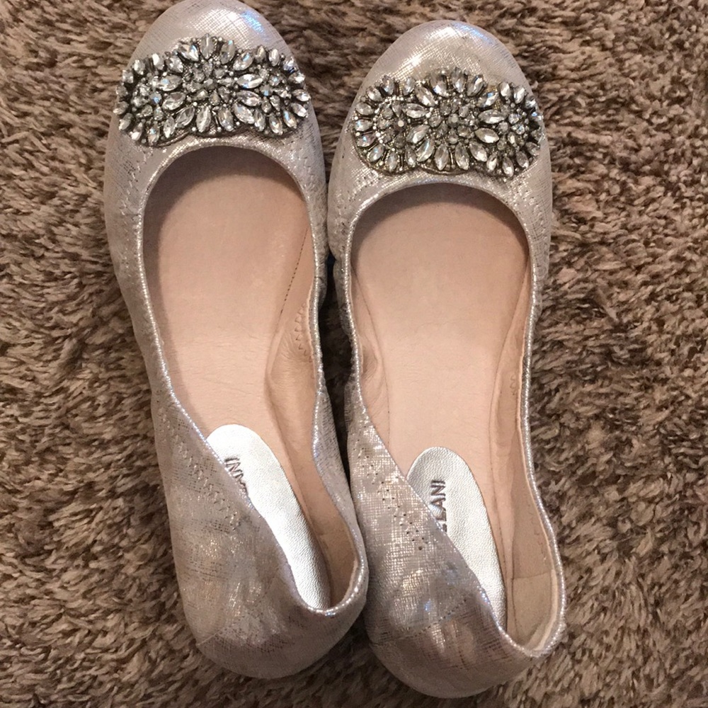 NEW Antonio melani silver flats size 9.5